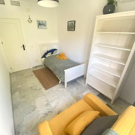 Modern Townhouse 7 Mins Walk From The And 15 Mins From Port Holiday home