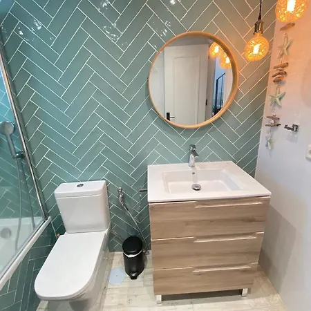 Modern Townhouse 7 Mins Walk From The And 15 Mins From Port Holiday home
