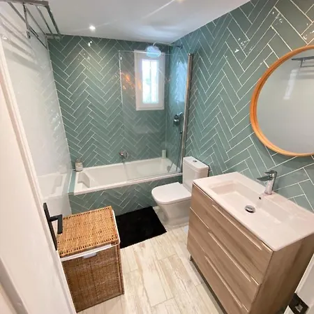 Modern Townhouse 7 Mins Walk From The And 15 Mins From Port Holiday home Manilva