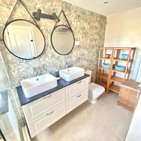 Holiday home Modern Townhouse 7 Mins Walk From The And 15 Mins From Port *