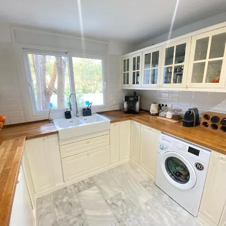 Modern Townhouse 7 Mins Walk From The And 15 Mins From Port Holiday home *