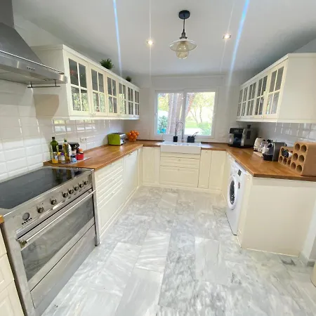 Modern Townhouse 7 Mins Walk From The And 15 Mins From Port Holiday home Manilva