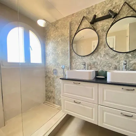Modern Townhouse 7 Mins Walk From The And 15 Mins From Port Holiday home