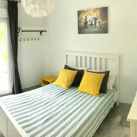 Modern Townhouse 7 Mins Walk From The And 15 Mins From Port Holiday home *
