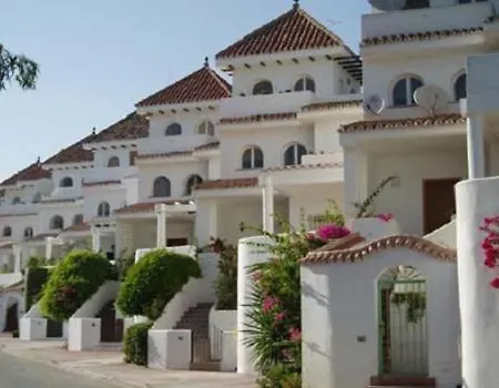 Modern Townhouse 7 Mins Walk From The And 15 Mins From Port Holiday home